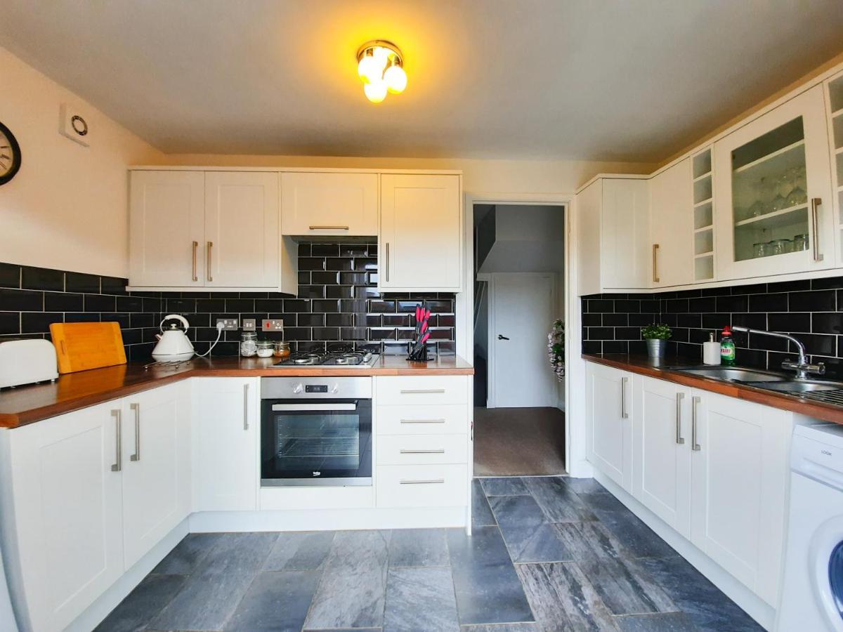Holiday home 2br-dean House-kitchen-dog Friendly-parking-fast Wifi *