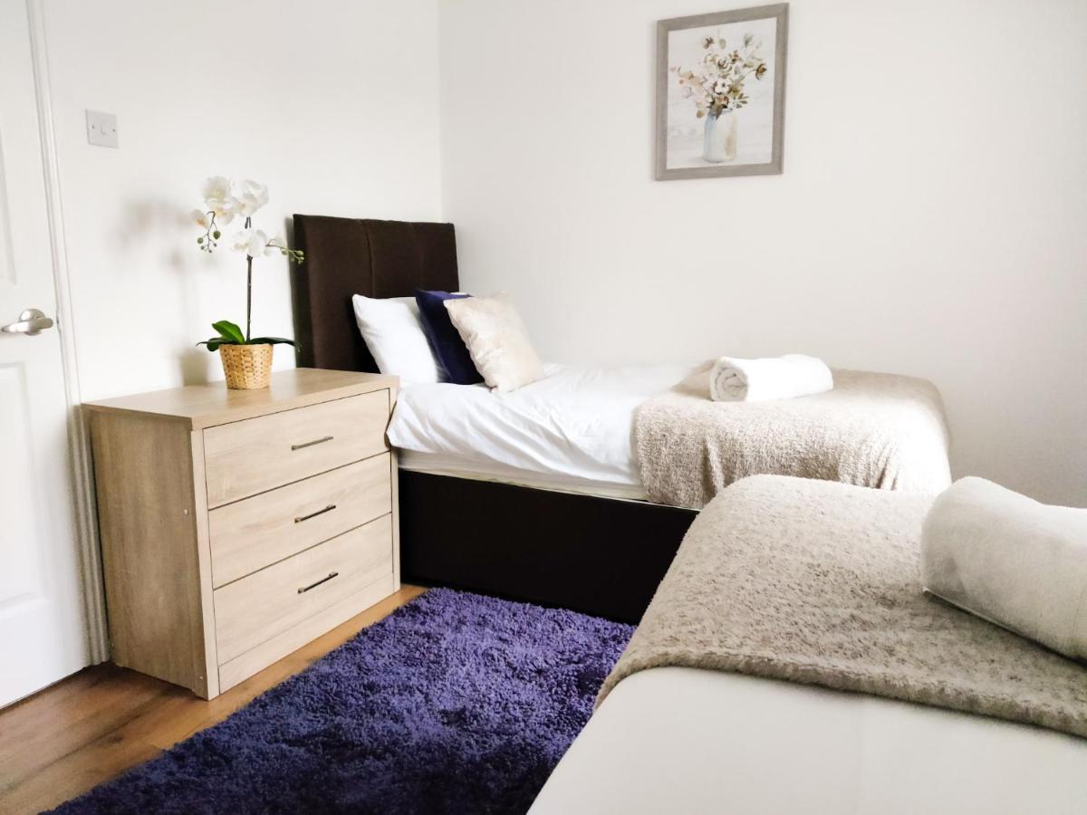 2br-dean House-kitchen-dog Friendly-parking-fast Wifi Holiday home Doncaster