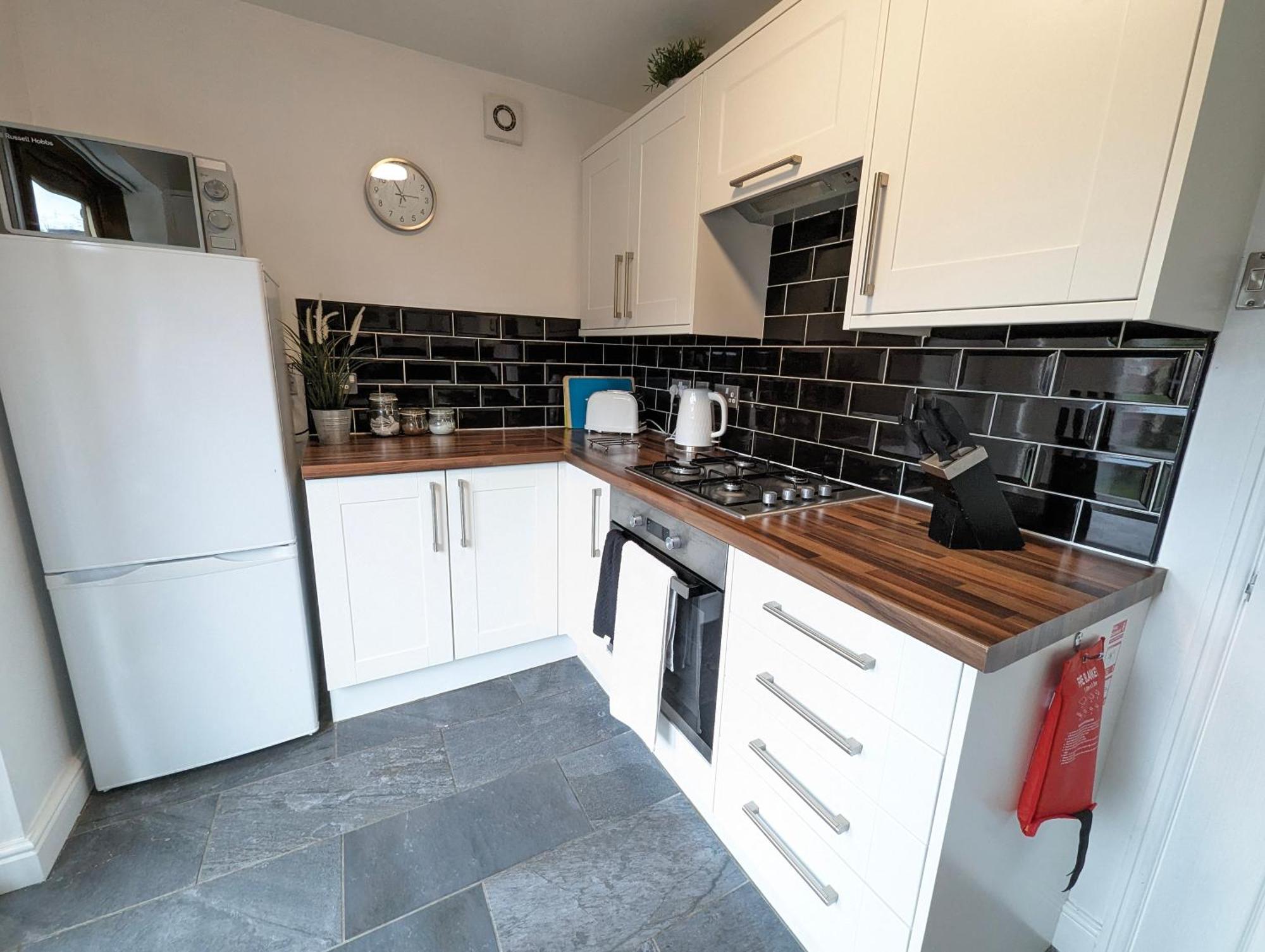 2br-dean House-kitchen-dog Friendly-parking-fast Wifi