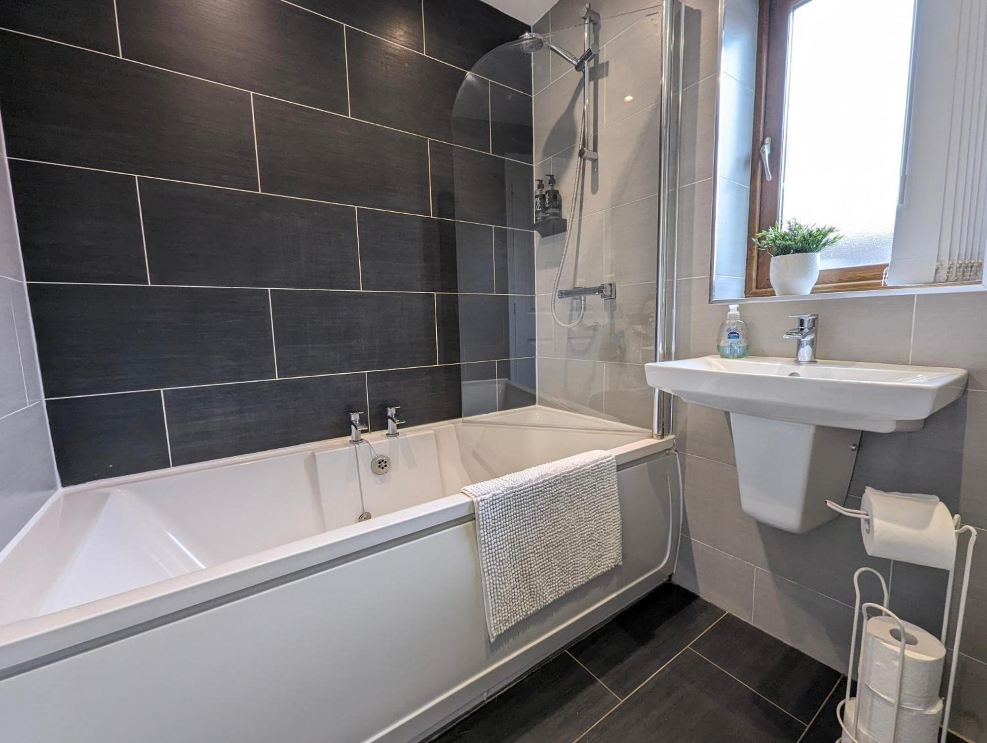 2br-dean House-kitchen-dog Friendly-parking-fast Wifi * Doncaster